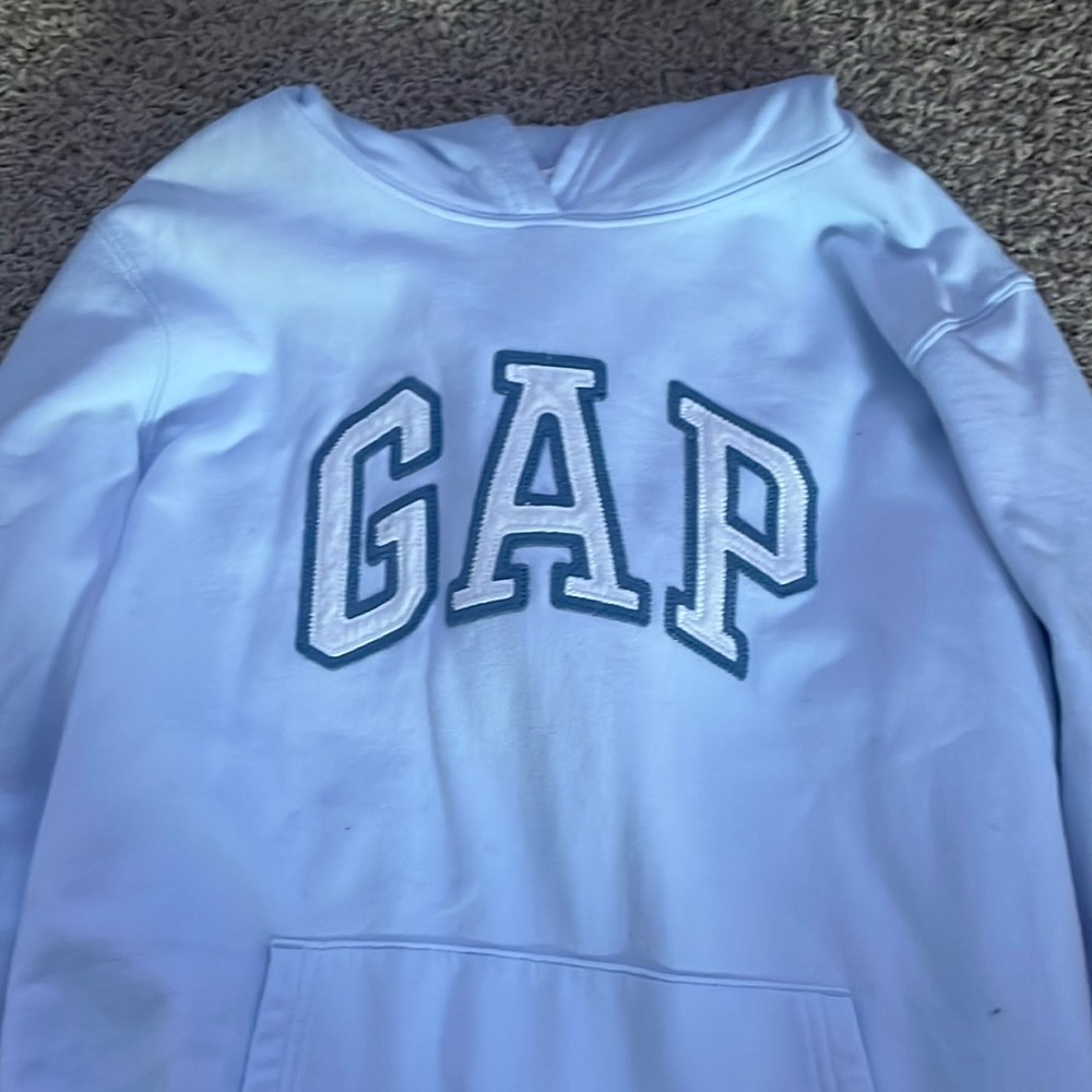 Light blue gap sweatshirt